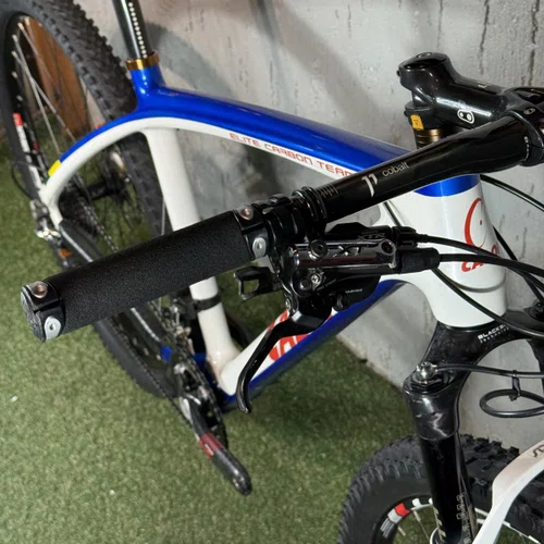 BICICLETA CALOI CARBON TEAM XTR 22V BRANCA/AZUL TAM L