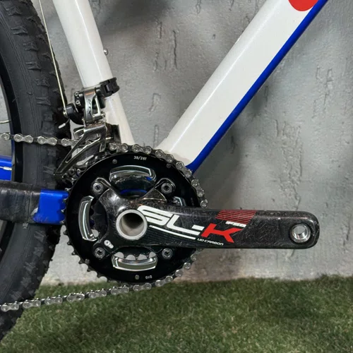 BICICLETA CALOI CARBON TEAM XTR 22V BRANCA/AZUL TAM L
