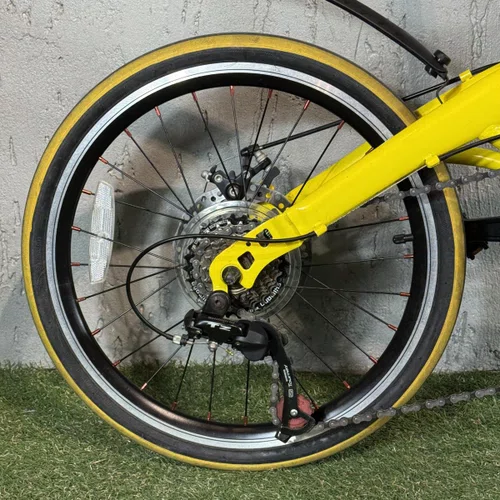 BICICLETA DOBRAVEL TWO DOGS PLIAGE ARO 20 SHIMANO 7V AMARELA