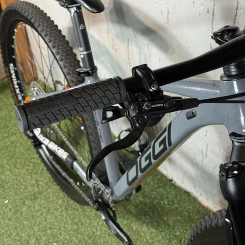 BICICLETA OGGI BIG WHEEL 7.3 DEORE 12V GRAF/LARANJA TAM P