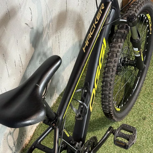BICICLETA OGGI HACKER SPORT 24 SHIMANO 21 V PRETA/AMARELA