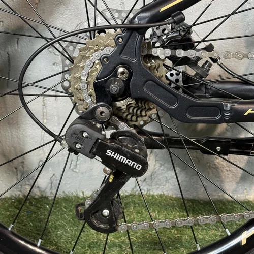 BICICLETA OGGI HACKER SPORT 24 SHIMANO 21 V PRETA/AMARELA