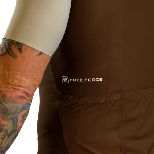 CAMISA C. MASCULINA FREE FORCE ENDURANCE RACEFIT MARROM