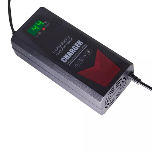 CARREGADOR DIGITAL SCOOTER ELÉTRICA 67.2V LITIO 3A PLUG IEC