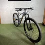 BICICLETA OGGI BIG WHEEL 7.3 DEORE 12V GRAF/LARANJA TAM P
